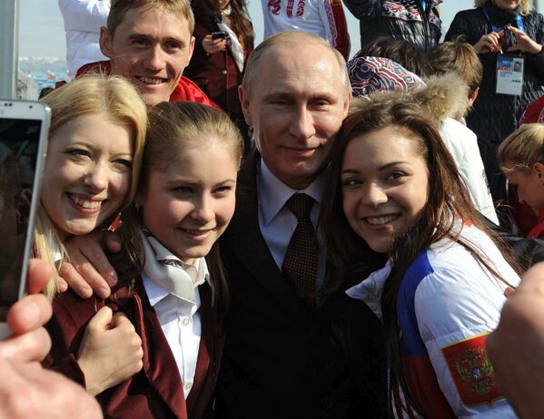 Владимир Путин с российскими призерами XXII зимних Олимпийских игр в Сочи