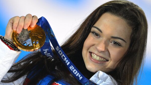 Аделина Сотникова во время медальной церемонии Олимпийских игр в Сочи