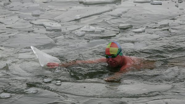 Любитель зимнего плавания