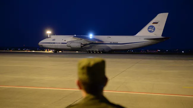 Российский военно-транспортный самолет Ан-124 Российский военно-транспортный самолет Ан-124