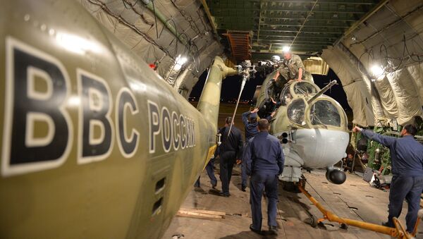 Разгрузка вертолетов Ми-24 из самолета Руслан на аэродроме Кольцово
