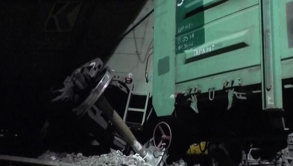 Кадры с места схода вагонов грузового поезда РЖД под Донецком из-за подрыва