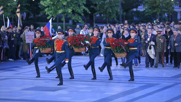 Военнослужащие Президентского полка возлагают цветы к Могиле Неизвестного солдата во время патриотической акции Вахта памяти. Архивное фото