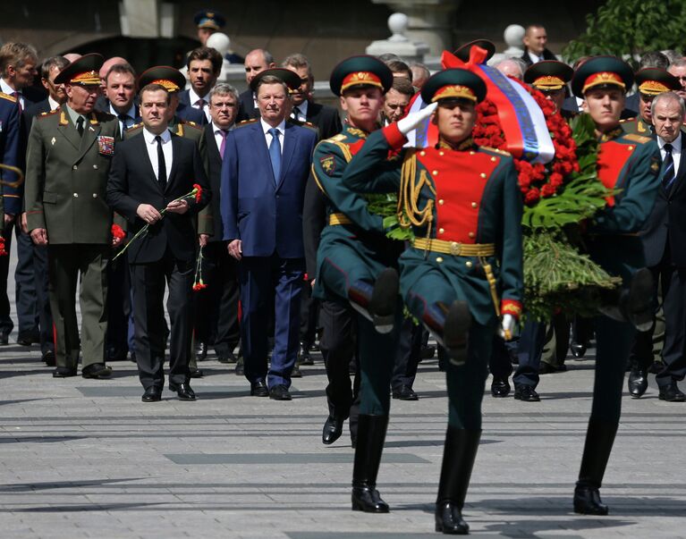 В.Путин и Д.Медведев возложили цветы к могиле неизвестного солдата у Кремлевской стены