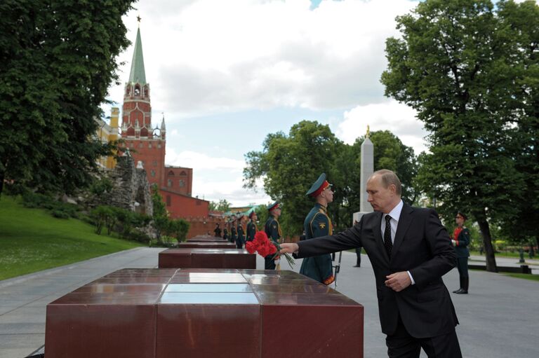 В.Путин и Д.Медведев возложили цветы к могиле неизвестного солдата у Кремлевской стены