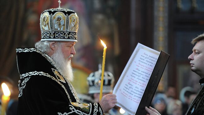 Патриарх Московский и всея Руси Кирилл во время утрени с чином погребения плащаницы в храме Христа Спасителя в Москве