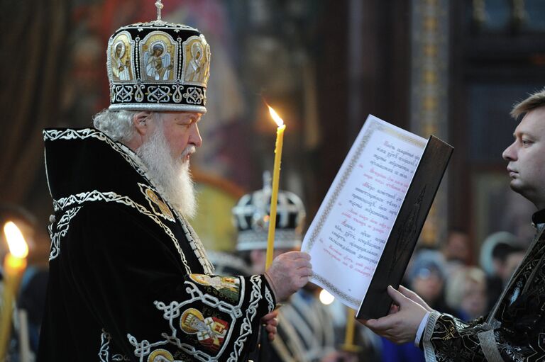 Патриарх Московский и всея Руси Кирилл во время утрени с чином погребения плащаницы в храме Христа Спасителя в Москве