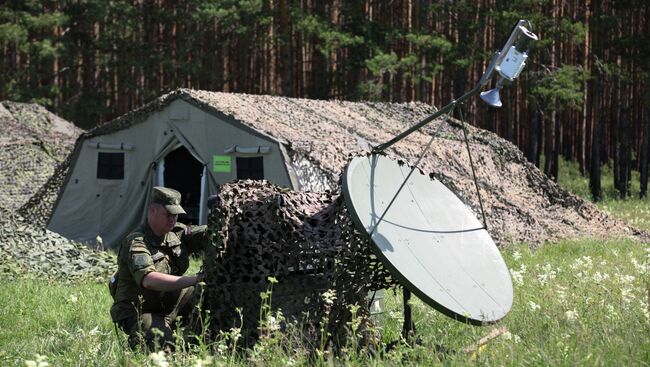 Военнослужащий занимается наладкой связи со штабами подразделений