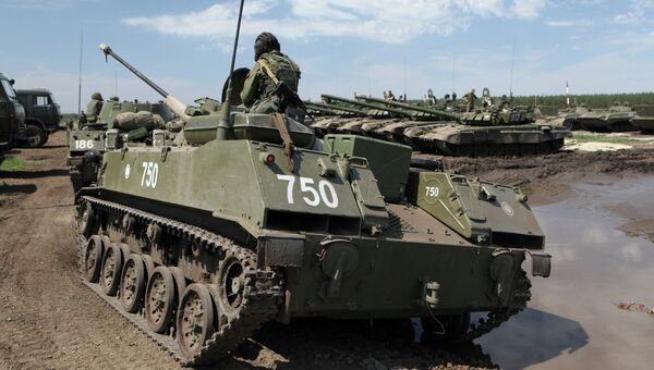 Колонна БМД-2 прибывает в район сосредоточения объединенной группировки войск Центрального военного округа и ВДВ