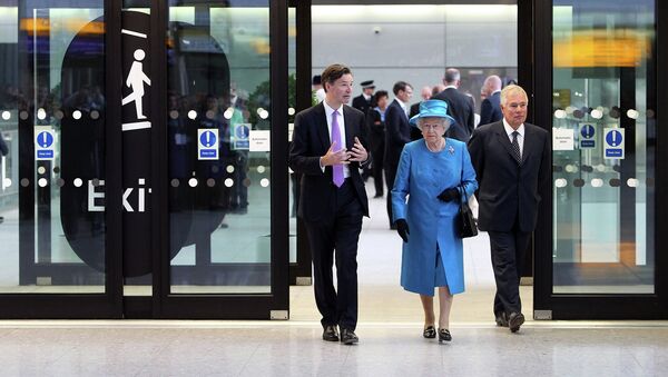 Королева Елизавета II, директор по развитию Терминала 2 и генеральный директор Джон Голланд-Кей на церемонии открытия второго терминала лондонского аэропорта Хитроу после его реконструкции