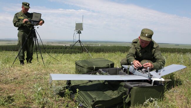 Военнослужащие занимаются подготовкой к запуску беспилотного летательного аппарата. Архивное фото