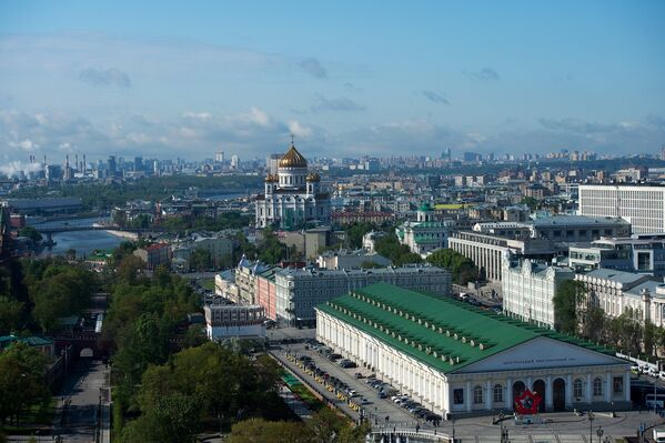 Вид на здание центрального выставочного зала Манеж и храм Христа Спасителя в Москве