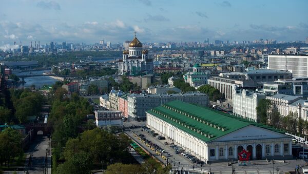 Вид на здание центрального выставочного зала Манеж и храм Христа Спасителя в Москве. Архивное фото