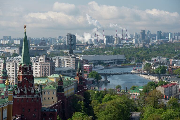 Вид на башни Московского Кремля и здание Центрального Дома Художника в Москве