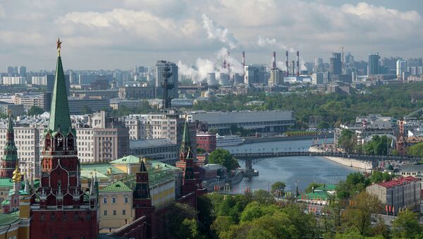 Вид на башни Московского Кремля и здание Центрального Дома Художника в Москве. Архивное фото