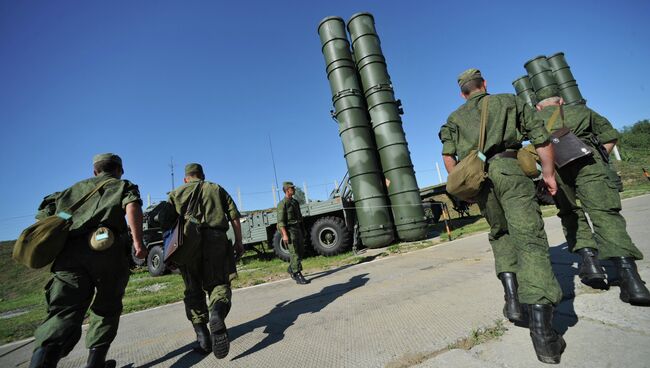 Установка комплекса С-400 Триумф. Архивное фото