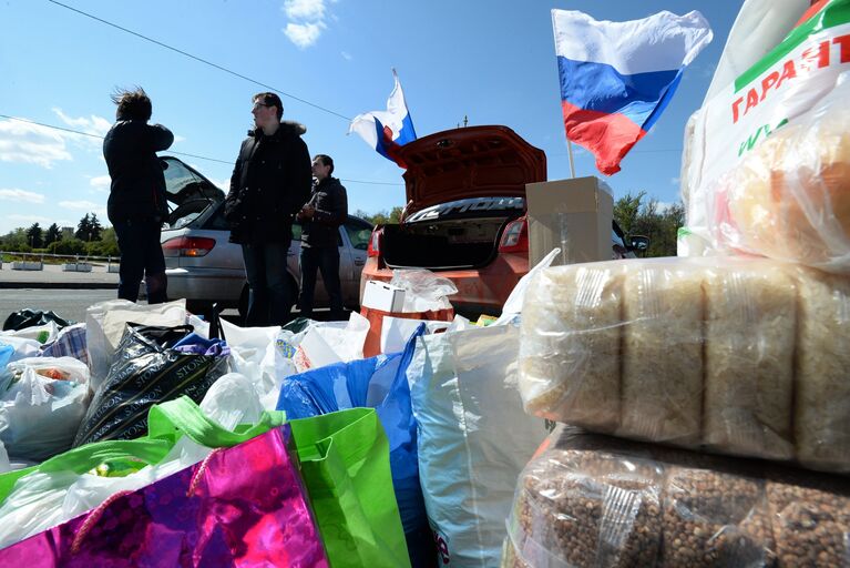 Акция по сбору гуманитарной помощи для юго-востока Украины в Москве