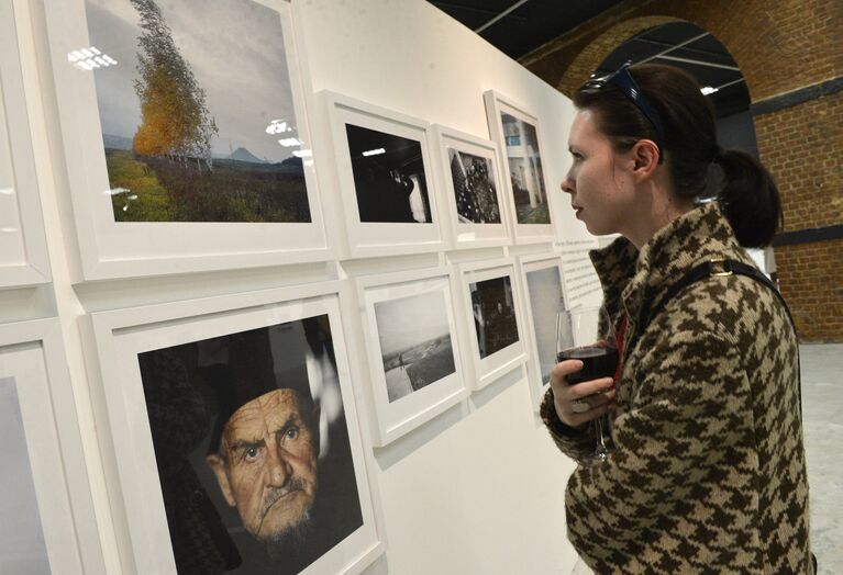 Посетители на открытии выставки в рамках национального фотографического проекта С чего начинается Родина?