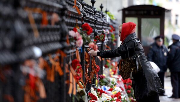 Акции памяти погибших в Одессе у посольства Украины в Москве