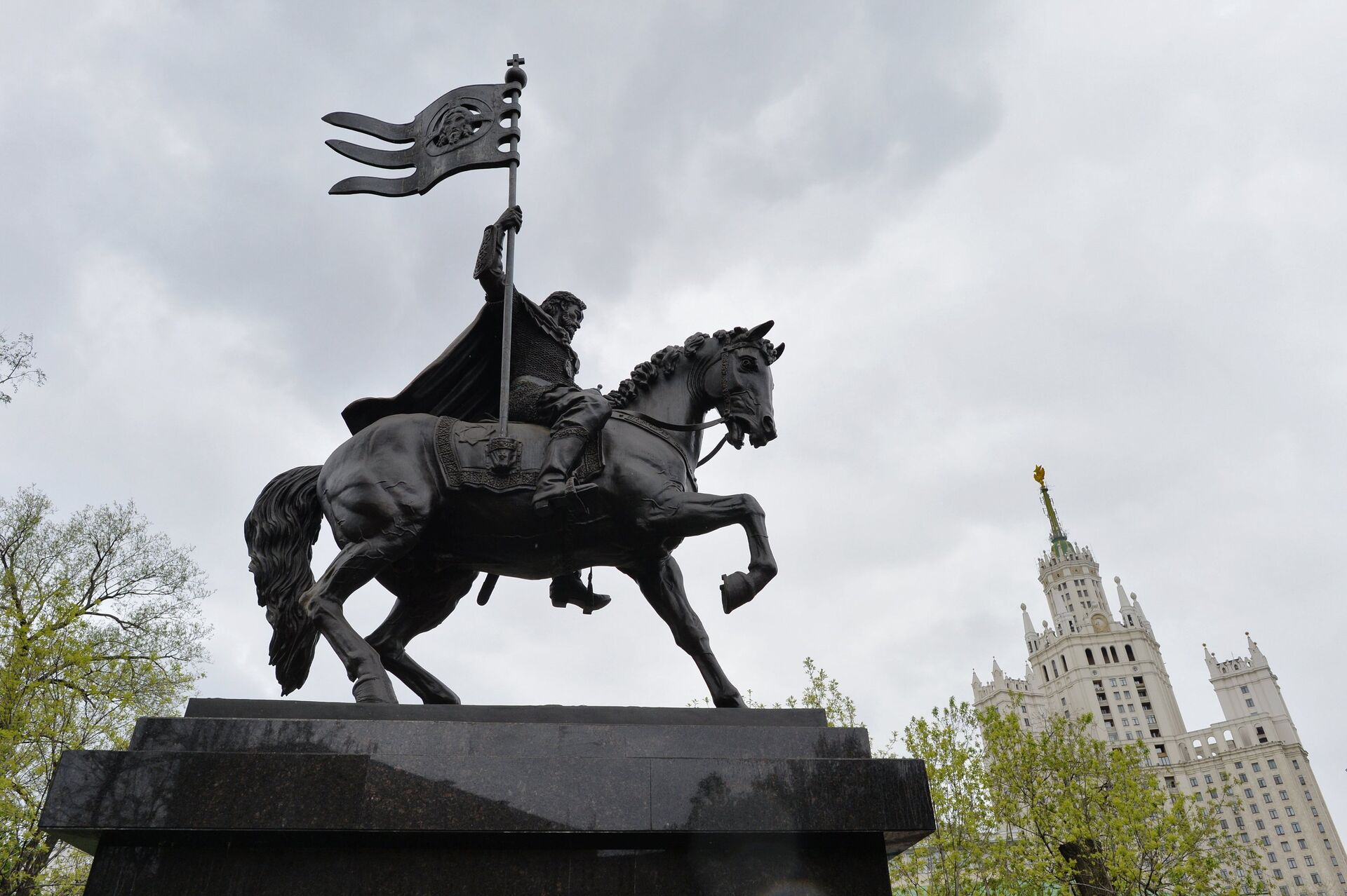 Памятник князю Дмитрию Донскому установлен в Москве - РИА Новости, 1920, 08.07.2021