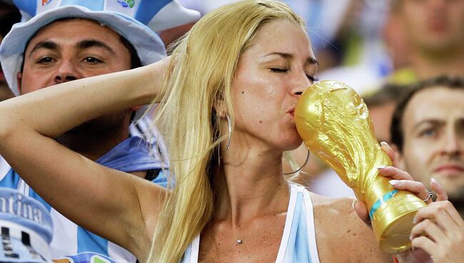 Болельщица сборной Аргентины на стадионе Маракана в Рио-де-Жанейро