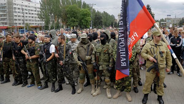 Бойцы народного ополчения с флагом Донецкой народной республики