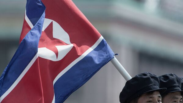 Военнослужащие корейской народной армии с флагом КНДР