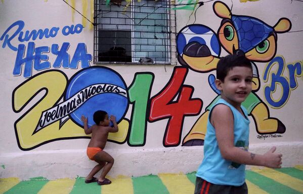 Дети на улице города Форталеза, Бразилия