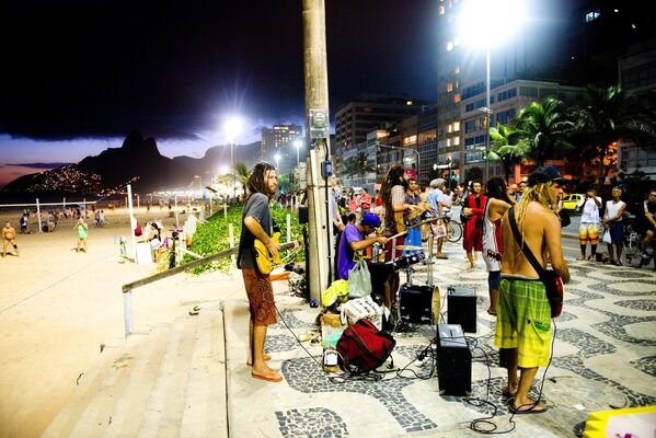 Музыканты на пляже Ипанема в Рио-де-Жанейро, Бразилия