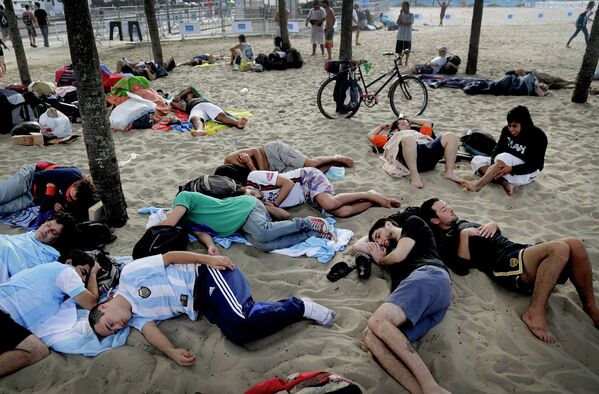 Футбольные болельщики отдыхают на пляже в Рио-де-Жанейро, Бразилия