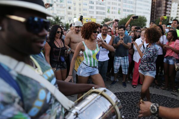 Женщины танцуют самбу на пляже Копакабана в Рио-де-Жанейро, Бразилия