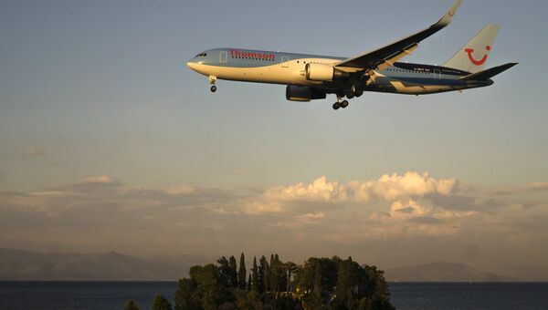 Самолет у аэропорта города Керкиры на греческом острове Корфу. Архивное фото
