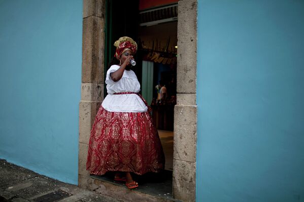 Женщина на улице города Сальвадор, Бразилия