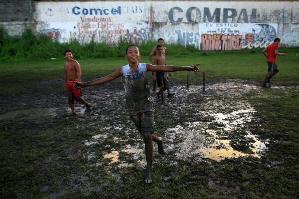 Дети играют в футбол босиком в городе Натал, Бразилия