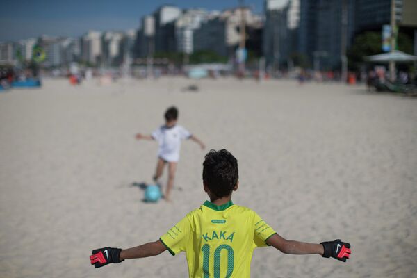 Дети на пляже Капакабана в Рио-де-Жанейро, Бразилия