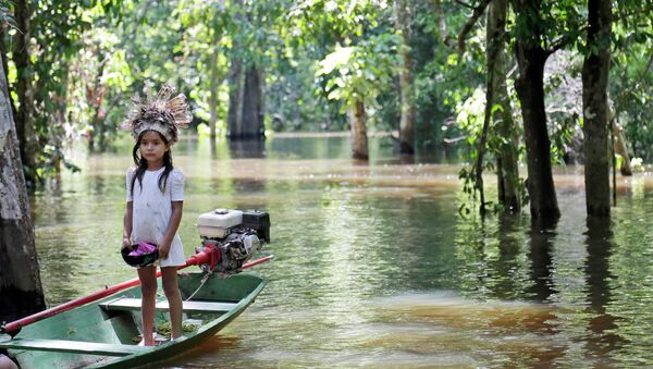 Девочка в лодке в Бразилии, архивное фото
