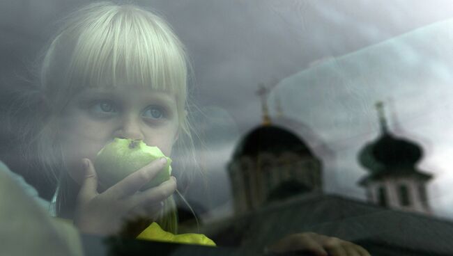 Отправка беженцев с детьми из Славянска в Россию. Архивное фото