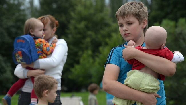 Отправка беженцев с детьми из Славянска в Россию. Архивное фото