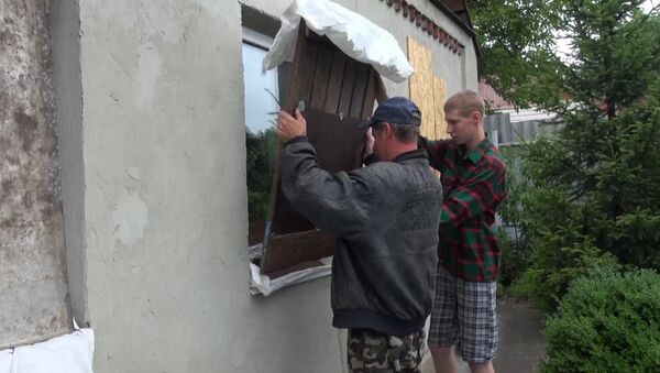Жители Славянска чинили крыши и закрывали ставнями окна после обстрелов