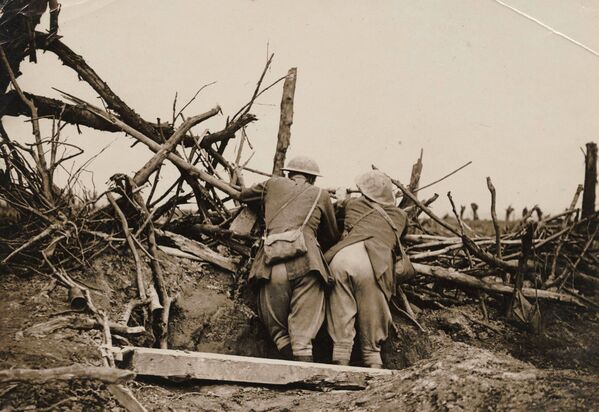 Британские офицеры наблюдают за артиллерийским огнем во время битвы на Сомме