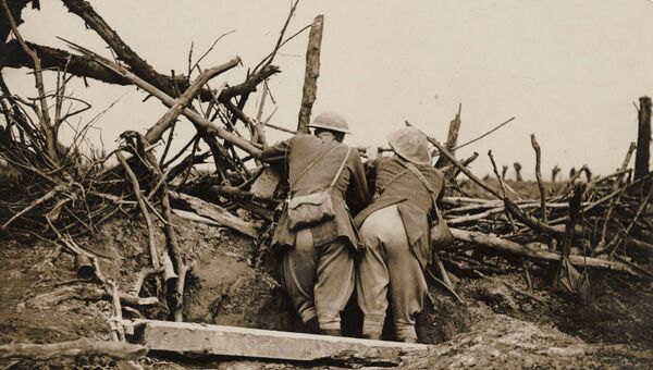 Британские офицеры наблюдают за артиллерийским огнем во время битвы на Сомме