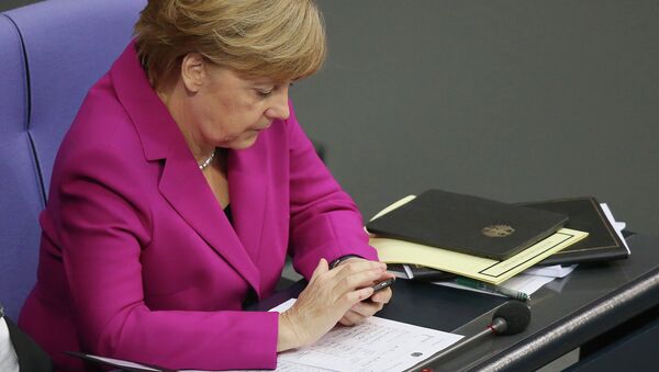 Канцлер Германии Ангела Меркель с телефоном. Архивное фото