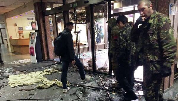 Здание гостиницы Турист в Киеве после того, как туда пытались прорваться радикалы