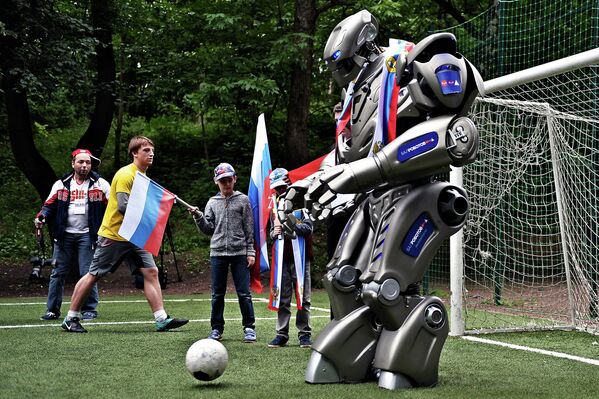 Робот Титан принял участие в акции в поддержку сборной России по футболу