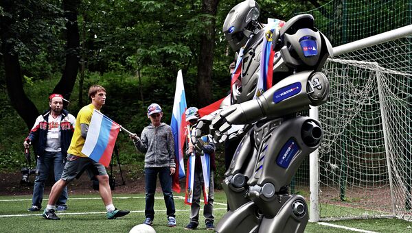 Робот Титан принял участие в акции в поддержку сборной России по футболу