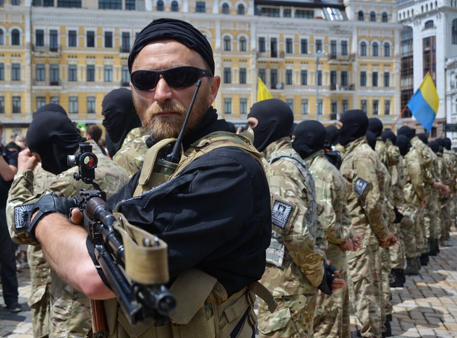 Новобранцы батальона Азов во время церемонии принятия присяги на Софийской площади в Киеве