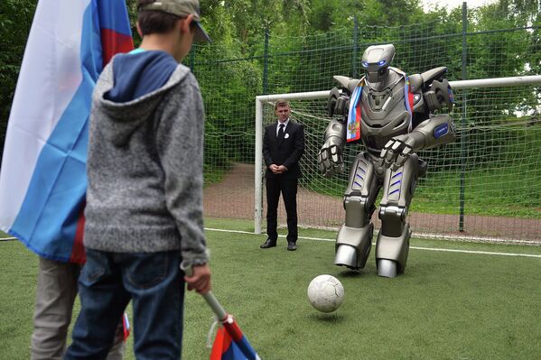Робот Титан во время акции в поддержку сборной России по футболу в Нескучном саду