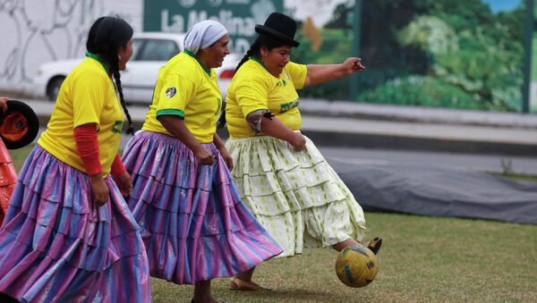 Женщины в майках сборной Бразилии играют в футбол на рынке в Лиме