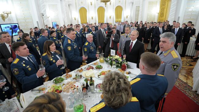 Президент России Владимир Путин во время приема в Кремле в честь выпускников высших военных образовательных учреждений. Архивное фото