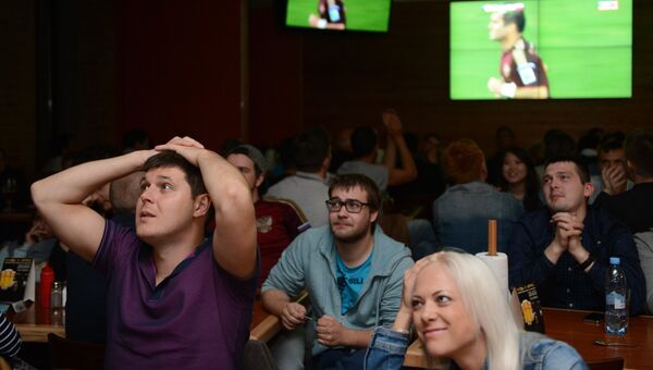 Жители Саранска во время просмотра трансляции матча ЧМ-2014 по футболу
